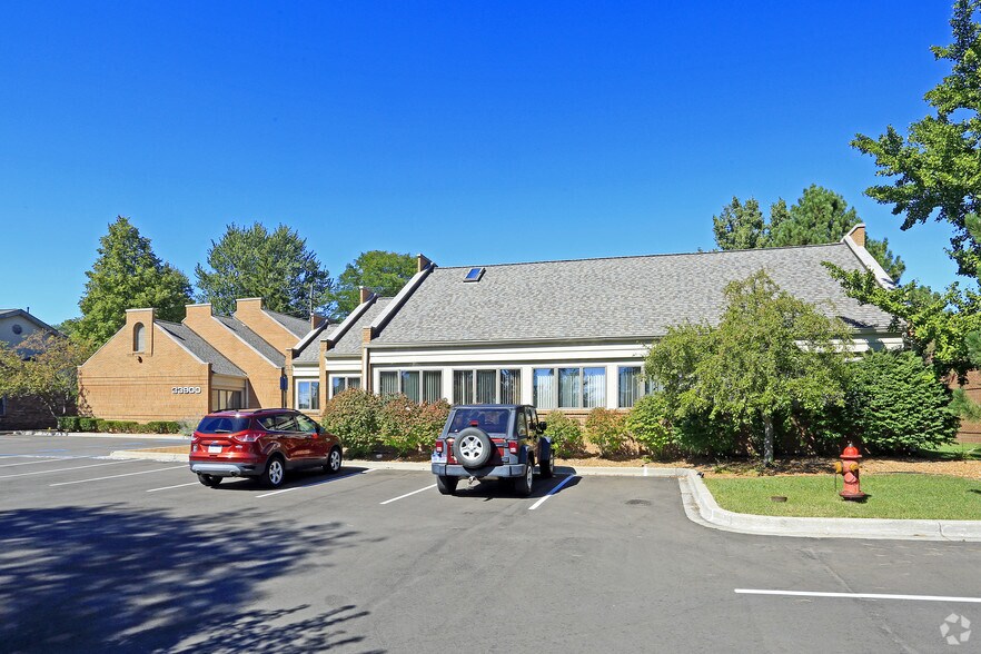 33900 W 8 Mile Rd, Farmington, MI à louer - Photo du bâtiment - Image 2 de 7