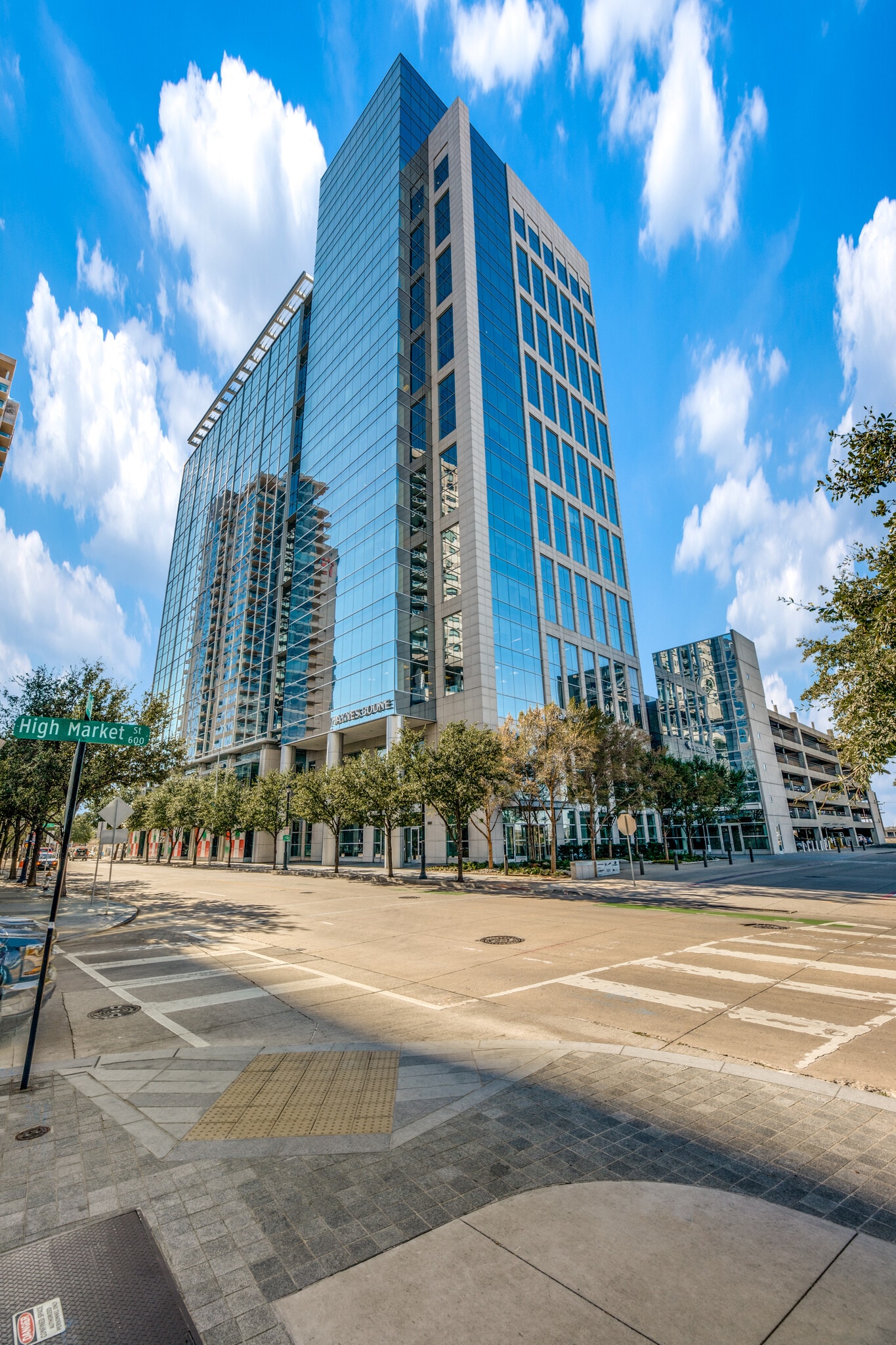 2323 Victory Ave, Dallas, TX for lease Building Photo- Image 1 of 32