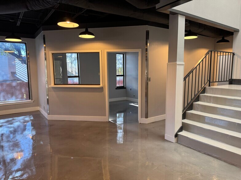 975 W Bitters Rd, San Antonio, TX for lease - Building Photo - Image 2 of 14