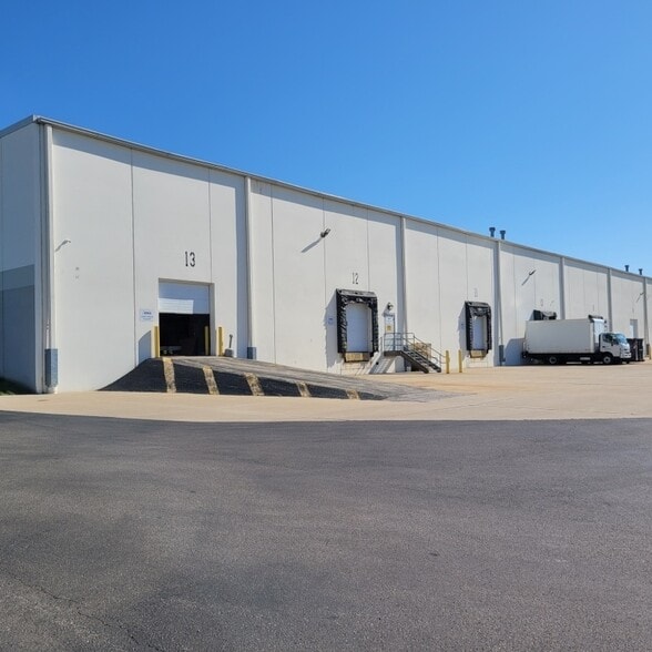 9407-9415 Meridian Way, West Chester, OH for lease - Building Photo - Image 2 of 3