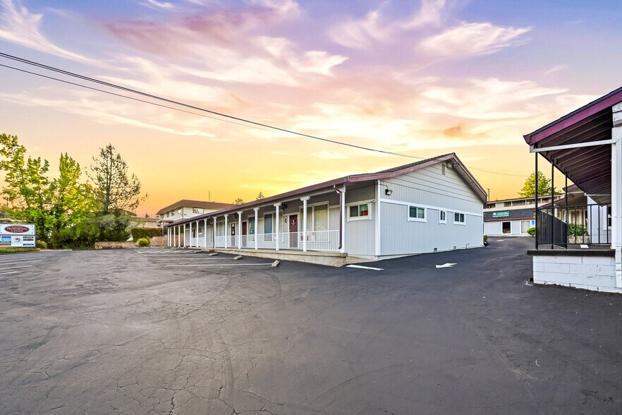 1097 E Main St, Grass Valley, CA à vendre - Photo du bâtiment - Image 3 de 52