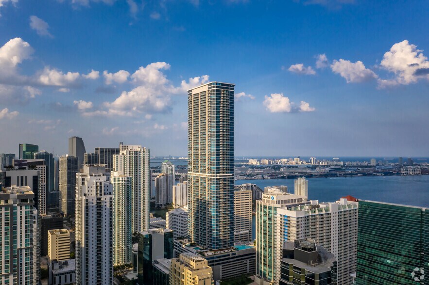 1100 Brickell Bay Dr, Miami, FL à louer - Photo du bâtiment - Image 2 de 38