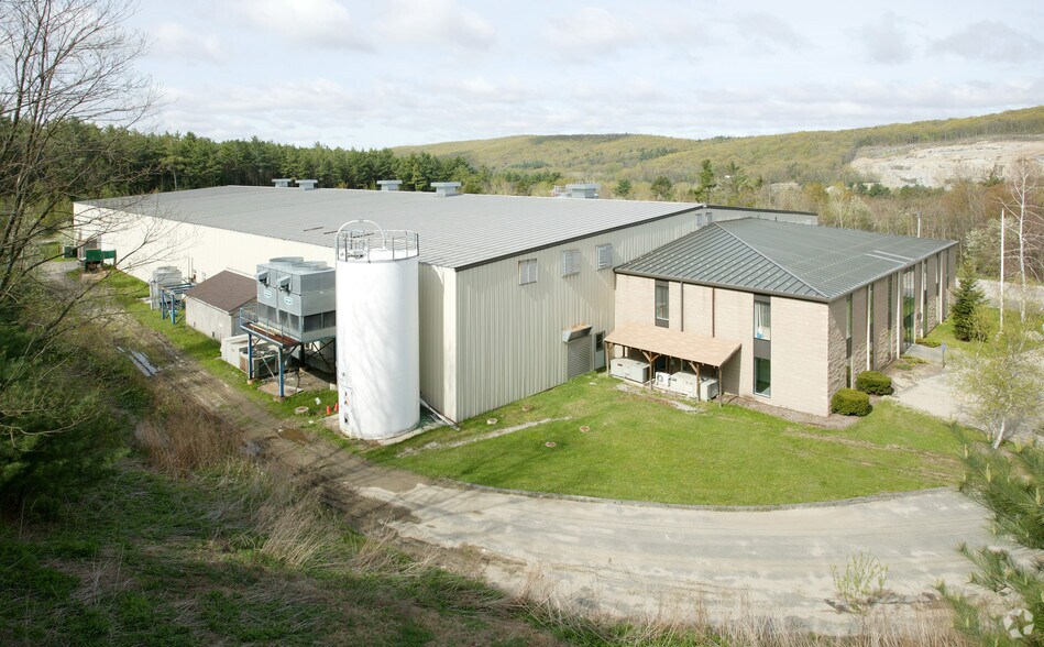 129 Industrial Ln, Torrington, CT à louer - Photo du bâtiment - Image 2 de 8