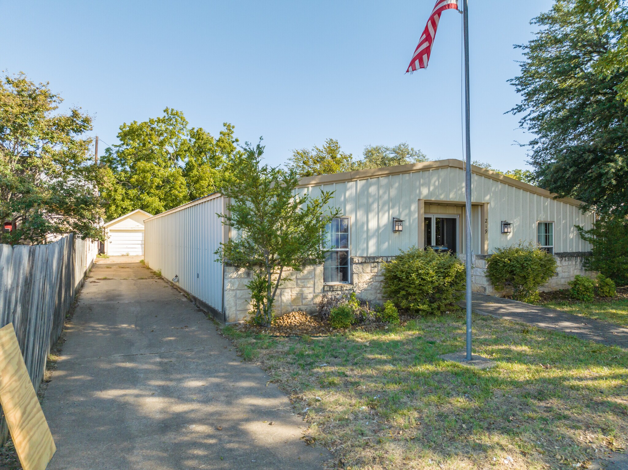 219 E Elm St, Hillsboro, TX à vendre Photo du bâtiment- Image 1 de 1