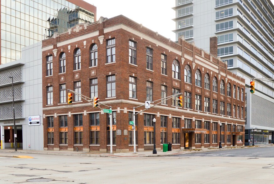 701 S Clinton St, Fort Wayne, IN à louer - Photo du bâtiment - Image 3 de 6