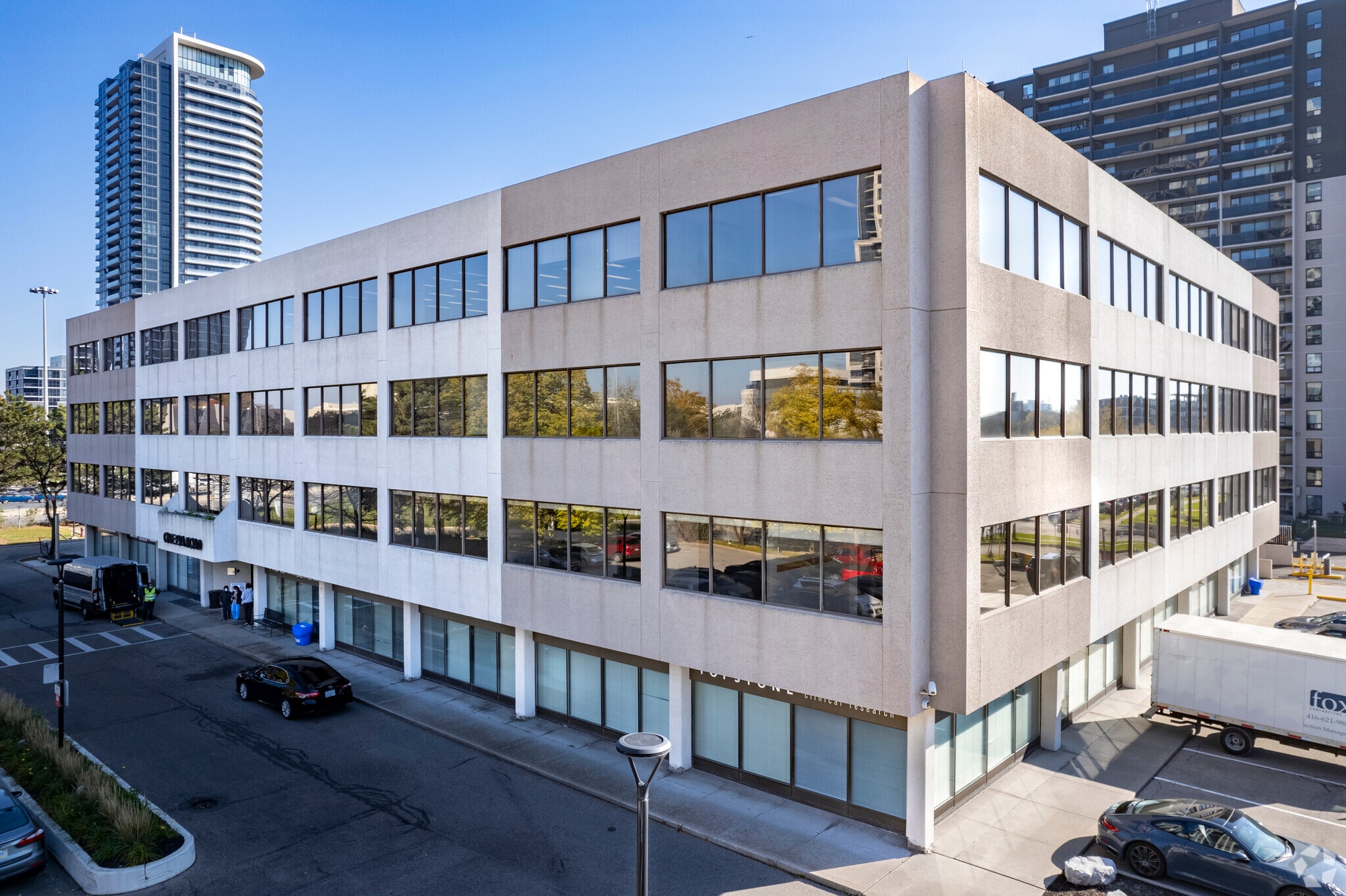 1 Eva Rd, Toronto, ON à louer Photo du bâtiment- Image 1 de 18