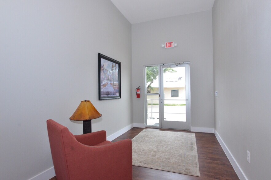 2440 E Hwy 290, Dripping Springs, TX à louer - Hall d’entrée - Image 2 de 32