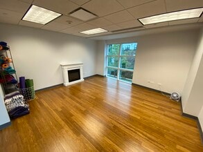1725 N McGovern St, Highland Park, IL for lease Interior Photo- Image 2 of 8