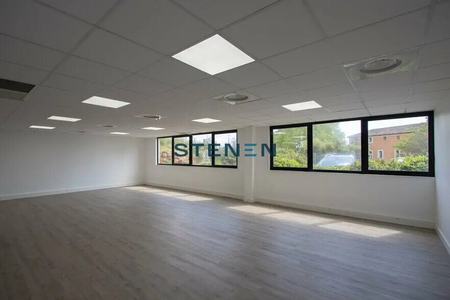 Office in Vitrolles for lease - Building Photo - Image 3 of 9