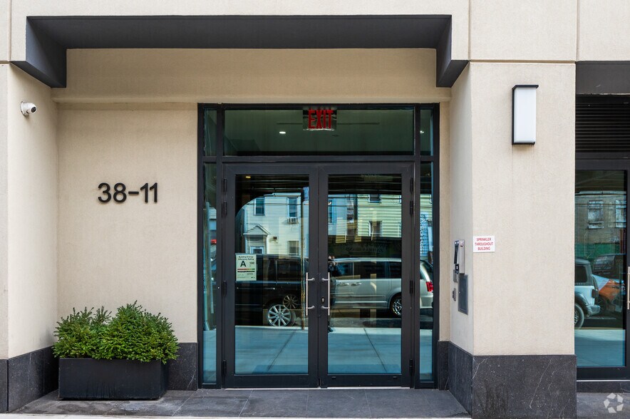 3811 31st St, Long Island City, NY à louer - Photo du bâtiment - Image 3 de 8