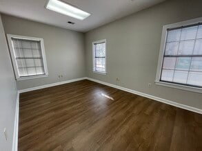 1200 Sycamore View Rd, Memphis, TN for lease Interior Photo- Image 2 of 2