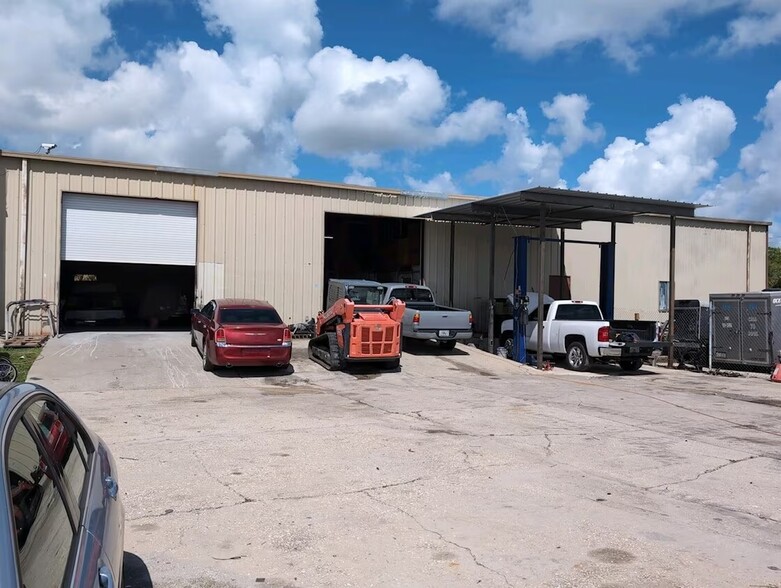 6445 33rd Street East St E, Sarasota, FL for lease - Building Photo - Image 3 of 4