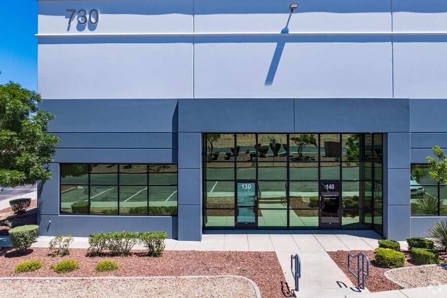 570 W Cheyenne Ave, North Las Vegas, NV à louer - Photo du bâtiment - Image 3 de 11