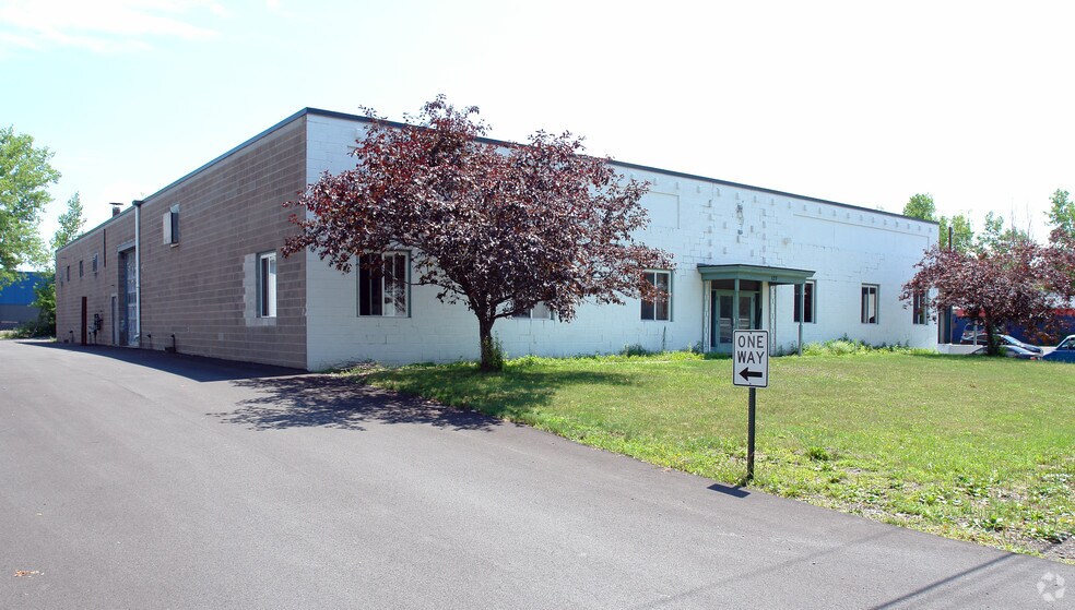 127 Falso Dr, Mattydale, NY à vendre - Photo du bâtiment - Image 2 de 2