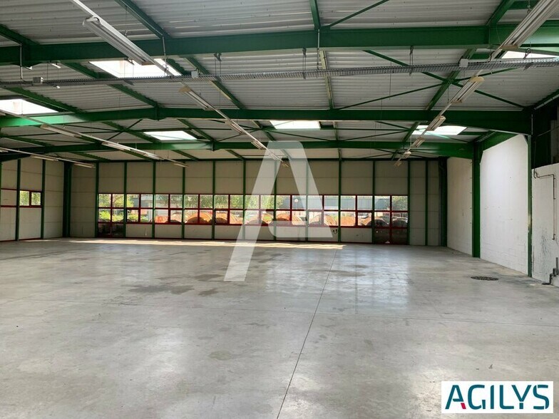 Industrial in Saint-Thibault-des-Vignes for lease - Interior Photo - Image 2 of 4