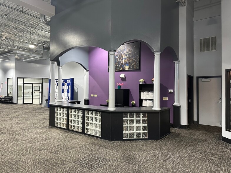 S63W13700 Janesville Rd, Muskego, WI for lease - Interior Photo - Image 2 of 16