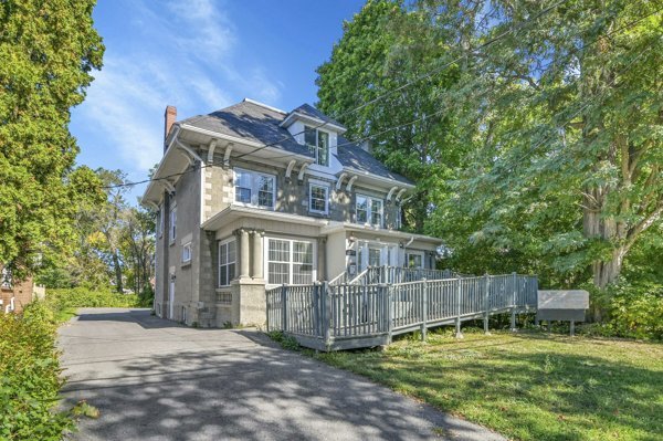 Plus de détails pour 117 First St E, Cornwall, ON - Multi-résidentiel à vendre