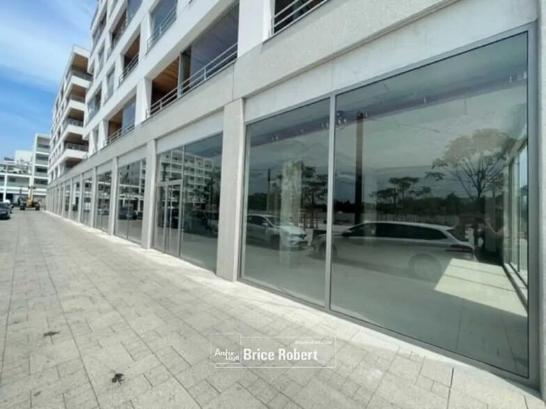 Retail in Bron for lease - Building Photo - Image 3 of 5