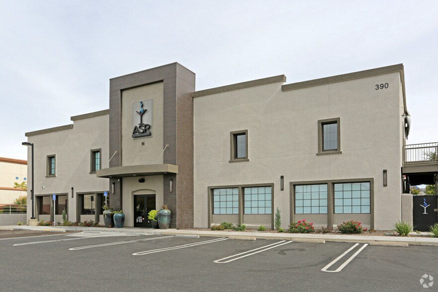 390 N Sunrise Ave, Roseville, CA à vendre - Photo principale - Image 1 de 28