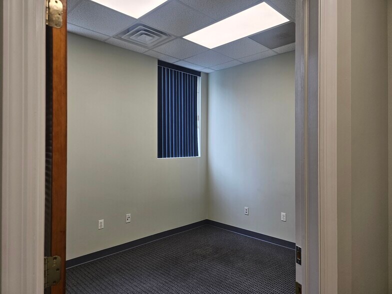 171 S Wellwood Ave, Lindenhurst, NY à louer - Photo du bâtiment - Image 3 de 14