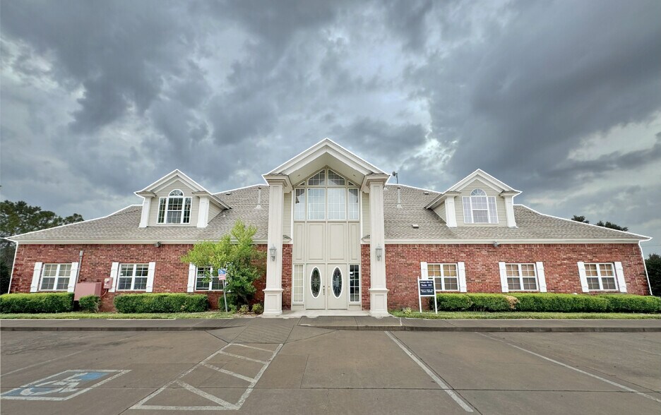 3317 E Memorial, Edmond, OK for lease - Building Photo - Image 1 of 2