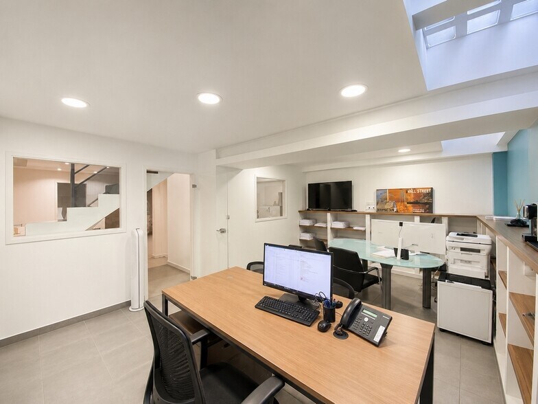 2 Avenue De Corbera, Paris for lease - Interior Photo - Image 2 of 7