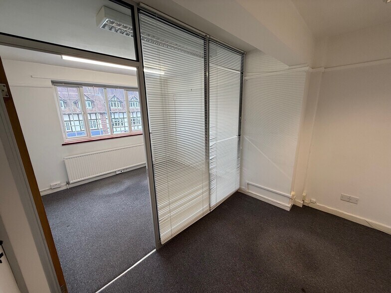 22 Hill Av, Amersham à louer - Photo du bâtiment - Image 2 de 6