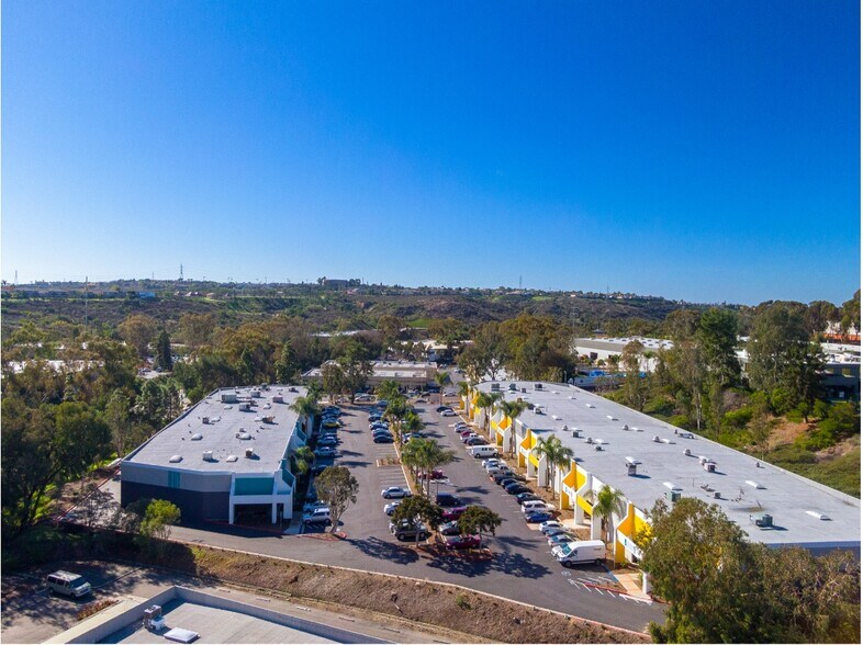 6352 Corte del Abeto, Carlsbad, CA à louer - Photo du bâtiment - Image 2 de 8