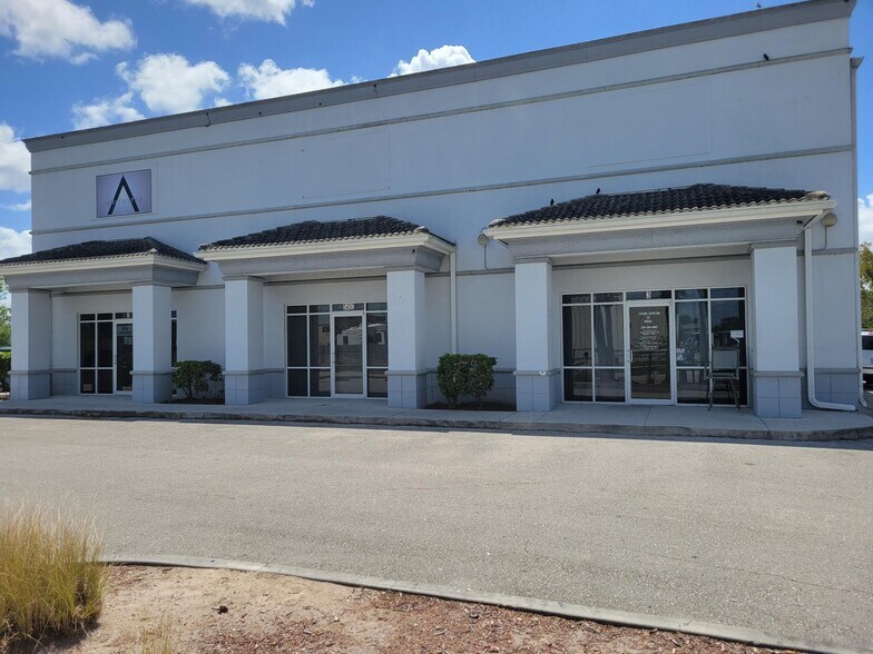 5450 Lee St, Lehigh Acres, FL à louer - Photo du bâtiment - Image 3 de 5