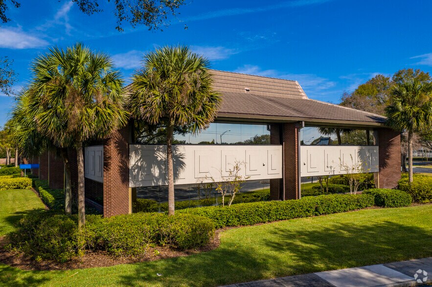 2807 W Busch Blvd, Tampa, FL à louer - Photo du bâtiment - Image 3 de 12