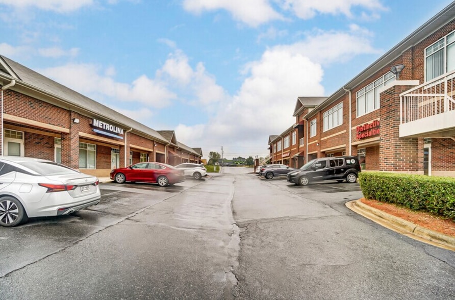 7925 N Tryon St, Charlotte, NC for lease - Building Photo - Image 1 of 3