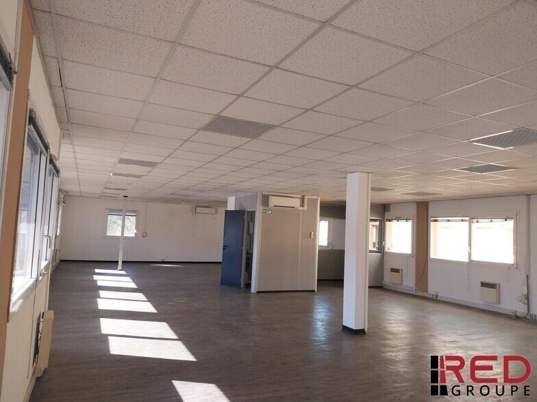 Office in Vitrolles for lease - Interior Photo - Image 2 of 5