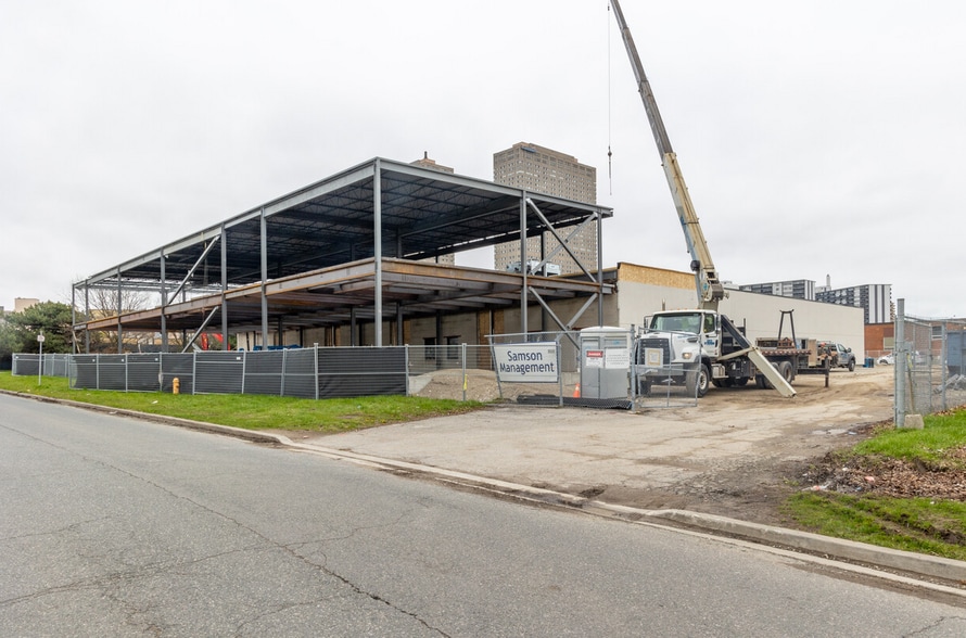 100 Thorncliffe Park Dr, Toronto, ON for lease - Primary Photo - Image 1 of 3