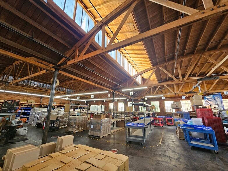 2417 E 24th St, Los Angeles, CA à louer - Photo du bâtiment - Image 2 de 17