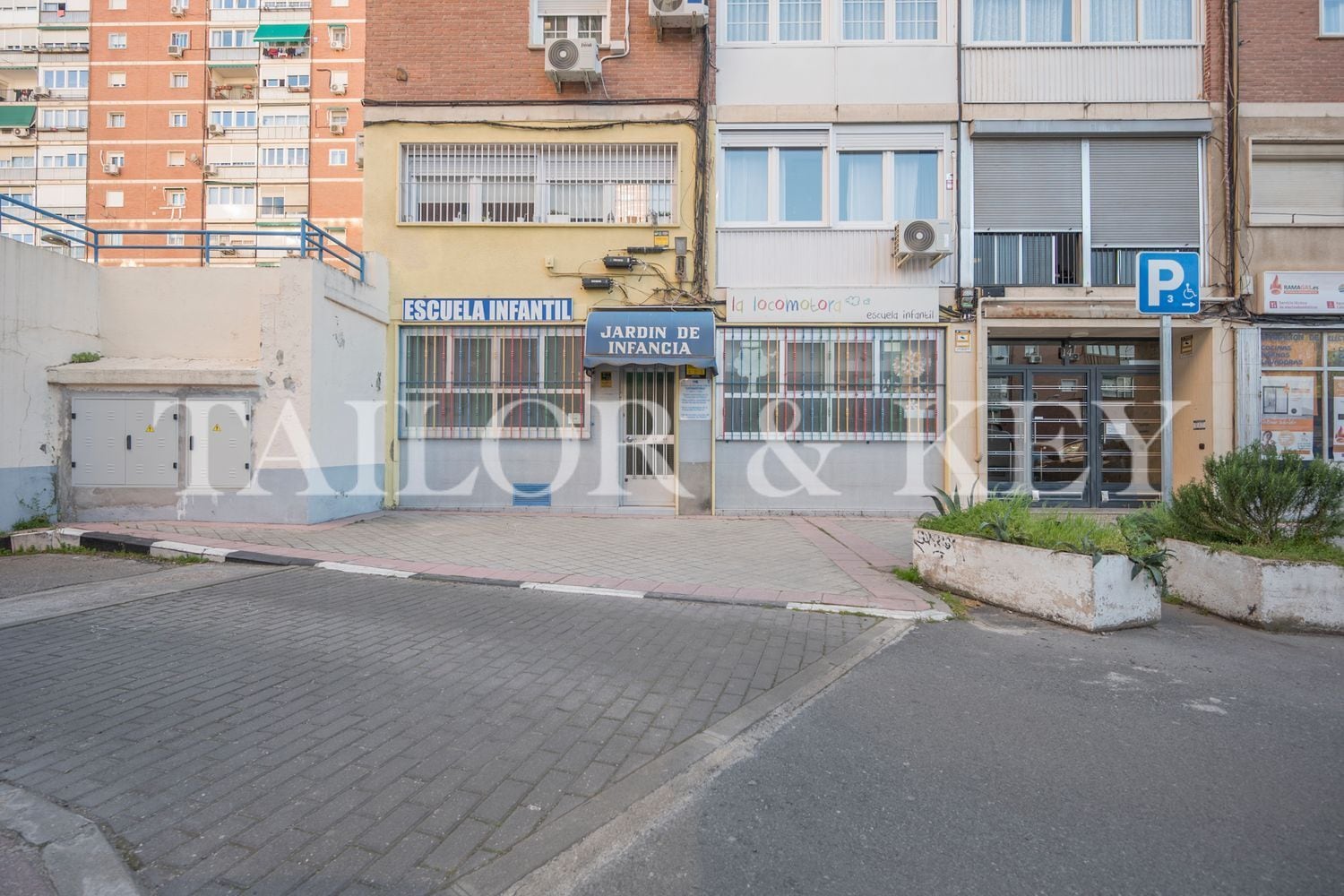 Plaza Mondariz, 14, Madrid, Madrid for sale Primary Photo- Image 1 of 3