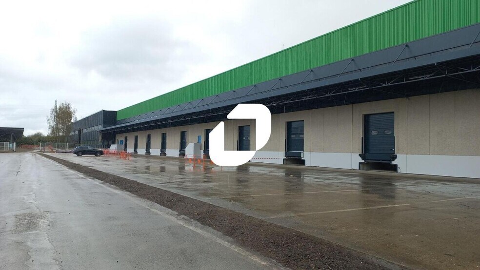 Industrial in Combs-la-Ville for lease - Building Photo - Image 1 of 9