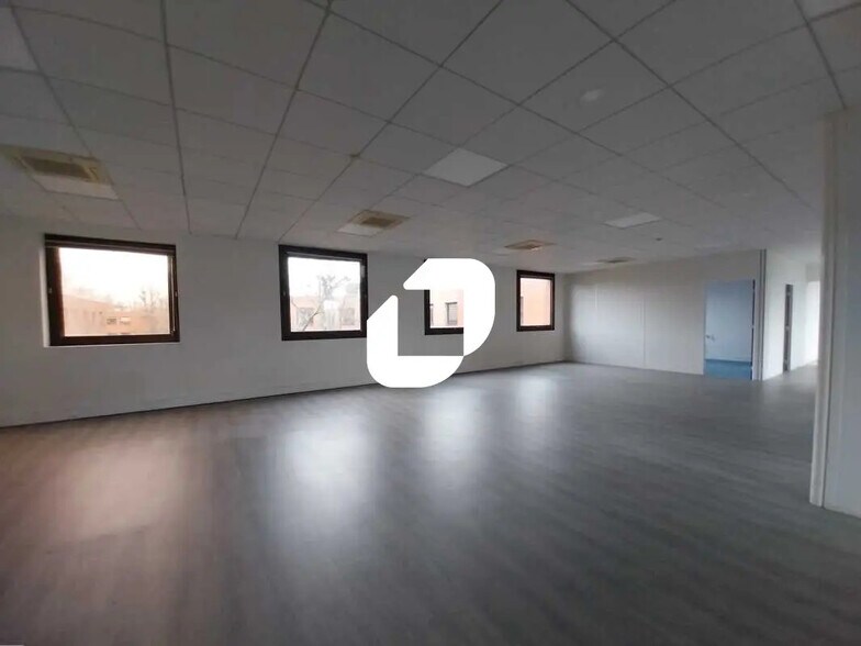 Bureau dans Montigny-le-Bretonneux à vendre - Photo intérieure - Image 2 de 9