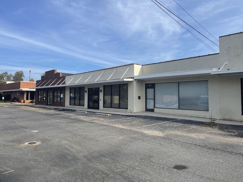 1113-1131 N. Main Street and 112 Linwood portfolio of 2 properties for sale on LoopNet.ca - Building Photo - Image 3 of 4