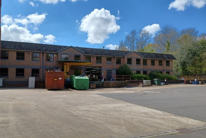 Bonsor Dr, Tadworth à louer - Photo du bâtiment - Image 2 de 2