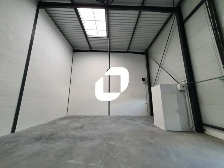 Flex in Bussy-Saint-Georges for lease - Interior Photo - Image 3 of 28