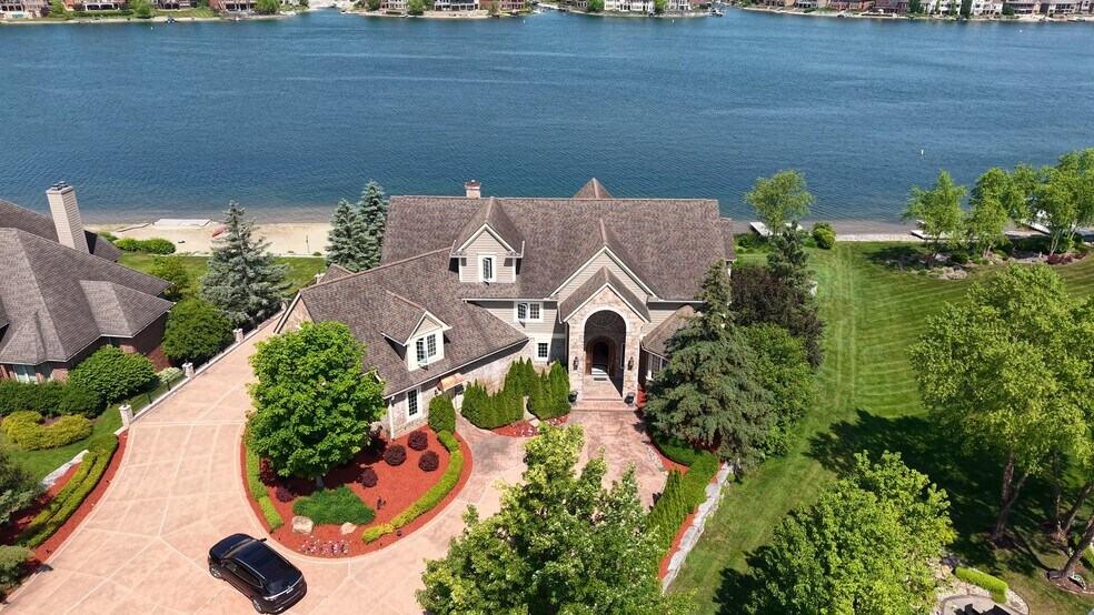 10611 Lighthouse Pt, South Lyon, MI à vendre - Vidéo sur l’inscription commerciale - Image 2 de 24