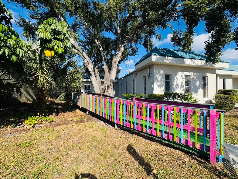 4509 Bee Ridge Rd, Sarasota, FL à vendre - Photo du bâtiment - Image 3 de 23