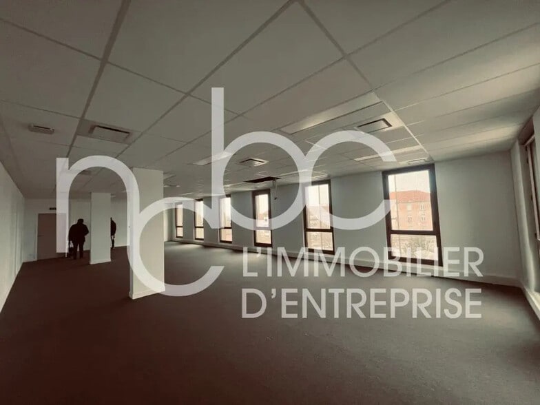 Office in Décines-Charpieu for sale - Building Photo - Image 2 of 11