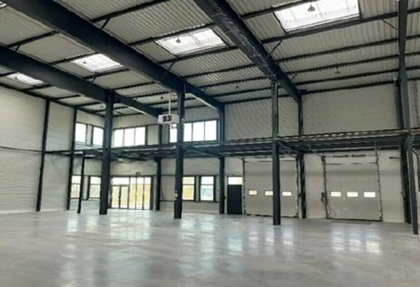 Flex dans Saint-Priest à louer - Photo du bâtiment - Image 2 de 14