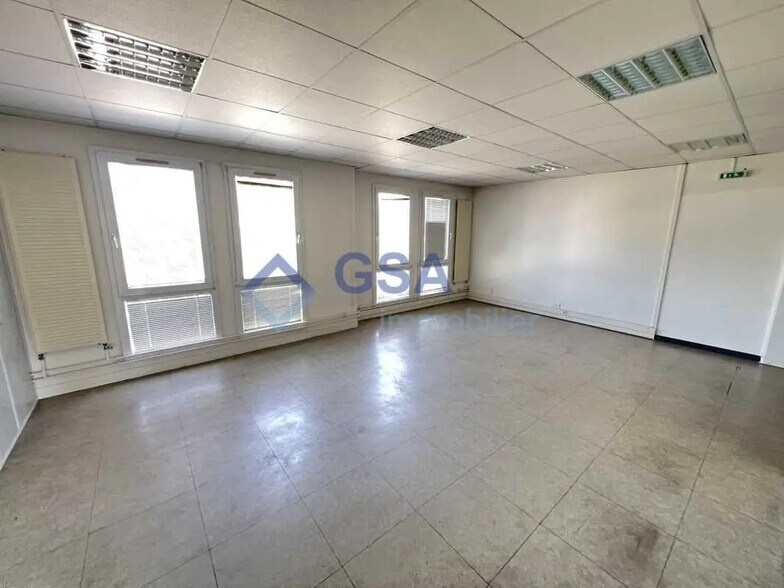 Bureau dans Savigny-le-Temple à louer - Photo du bâtiment - Image 2 de 10