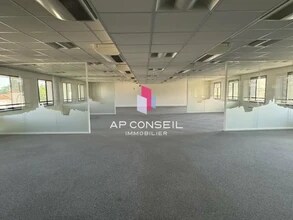 Office in Versailles for lease Interior Photo- Image 2 of 2