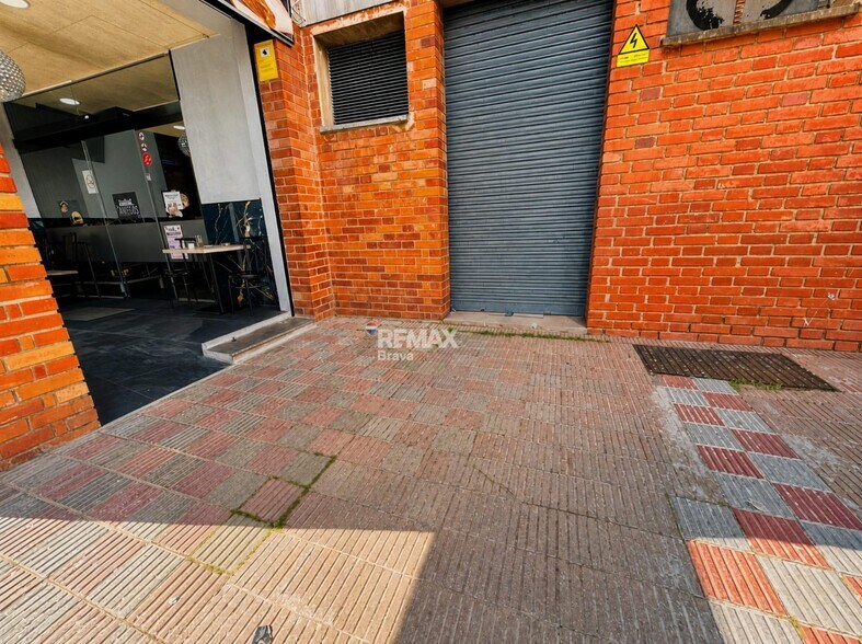 Immeuble residentiel dans Girona, Gerona à vendre - Photo du bâtiment - Image 2 de 10