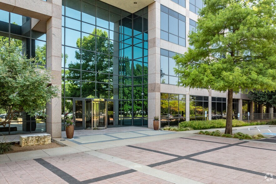 1600 N Collins Blvd, Richardson, TX à louer - Photo du bâtiment - Image 3 de 10