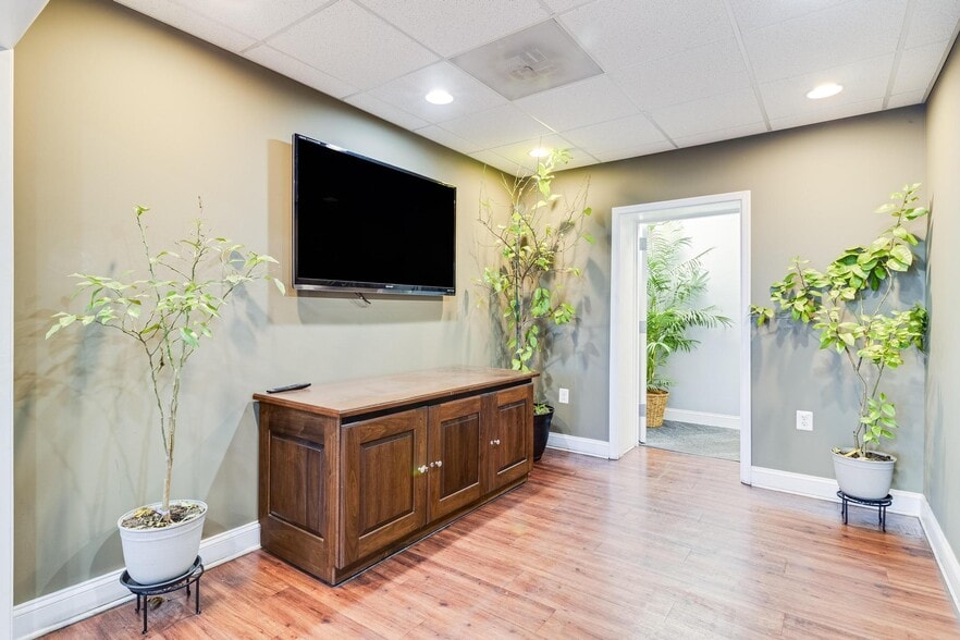 28275 Three Notch Rd, Mechanicsville, MD à louer - Hall d’entrée - Image 3 de 14