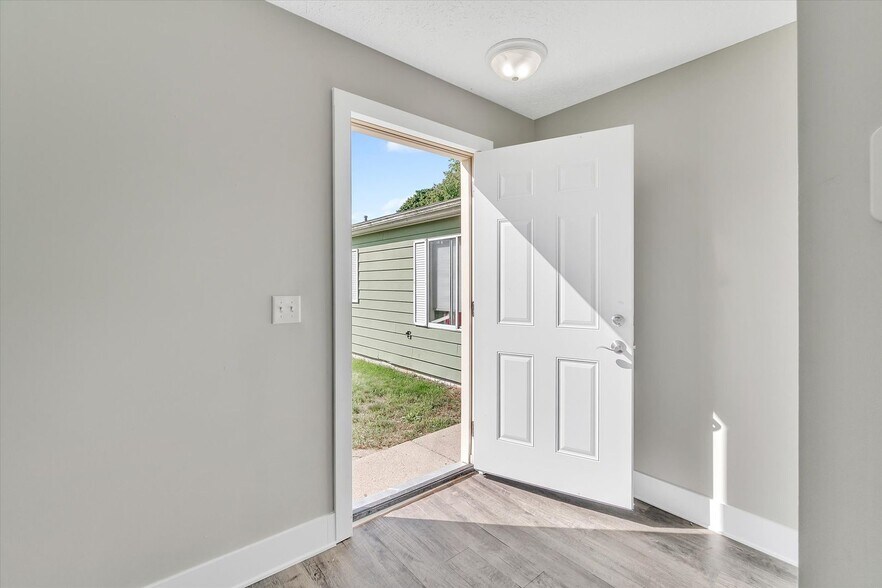 946 Vincent Ct, Lansing, MI à vendre - Photo intérieure - Image 3 de 11